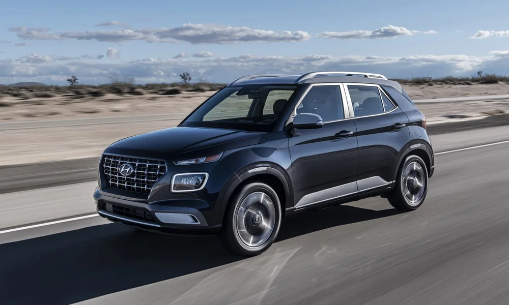 Фото Hyundai Venue — вид спереди, фото 6. Оптика, решётка и бампер — первое впечатление о модели. Рисунок ходовых огней — подпись модели, по нему её узнают в потоке Hyundai Venue — вид спереди, фото 6
