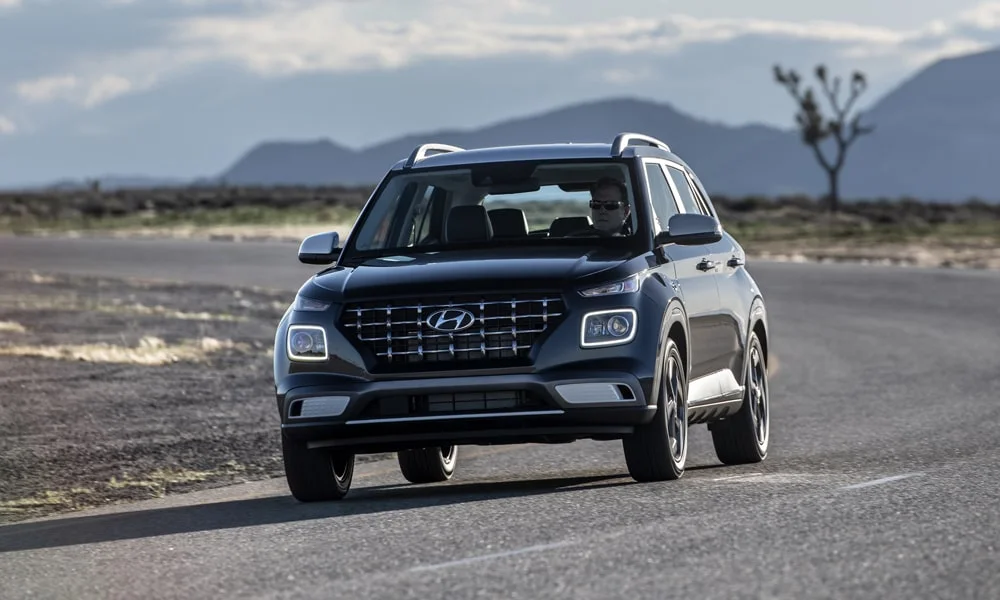 Фото Hyundai Venue — вид спереди, фото 7. Оптика, решётка и бампер — первое впечатление о модели. Рисунок ходовых огней — подпись модели, по нему её узнают в потоке Hyundai Venue — вид спереди, фото 7