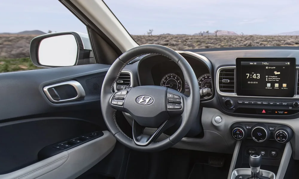 Фото Hyundai Venue — приборная панель. Скорость, запас хода и подсказки ассистентов перед глазами. Компоновка приборов настраивается в меню у большинства версий Hyundai Venue — приборная панель