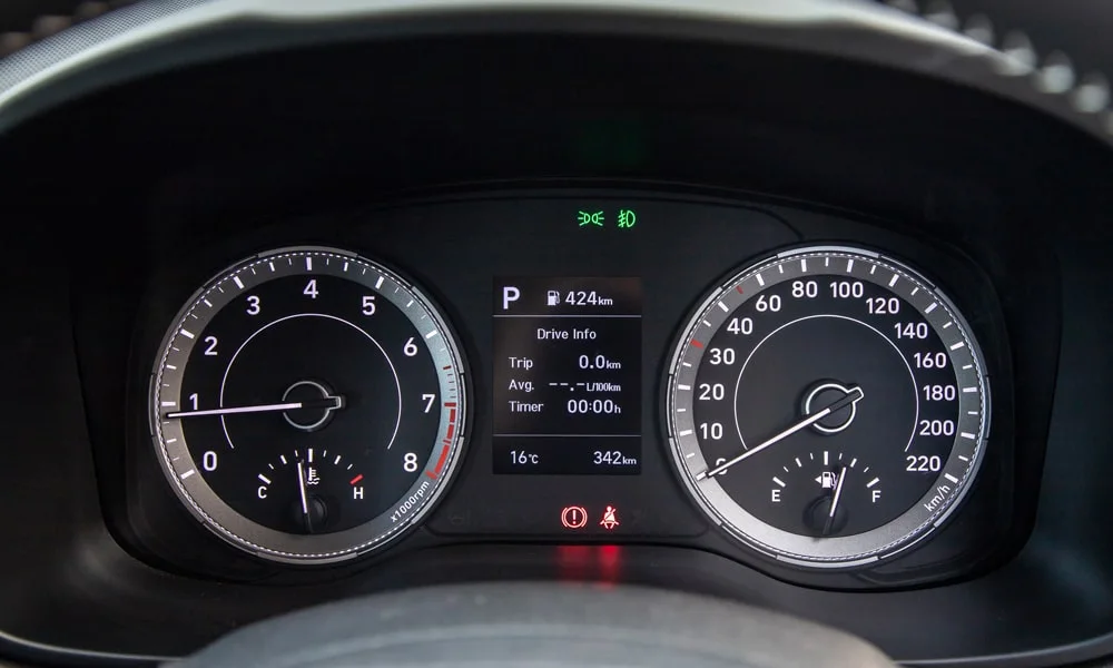 Фото Hyundai Venue — приборная панель, фото 2. Скорость, запас хода и подсказки ассистентов перед глазами. Компоновка приборов настраивается в меню у большинства версий Hyundai Venue — приборная панель, фото 2