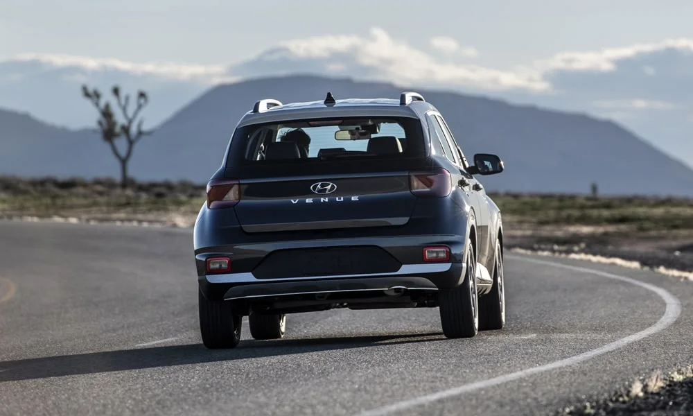 Фото Hyundai Venue — вид сзади, фото 4. Графика фонарей, бампер и оформление пятой двери Hyundai Venue — вид сзади, фото 4