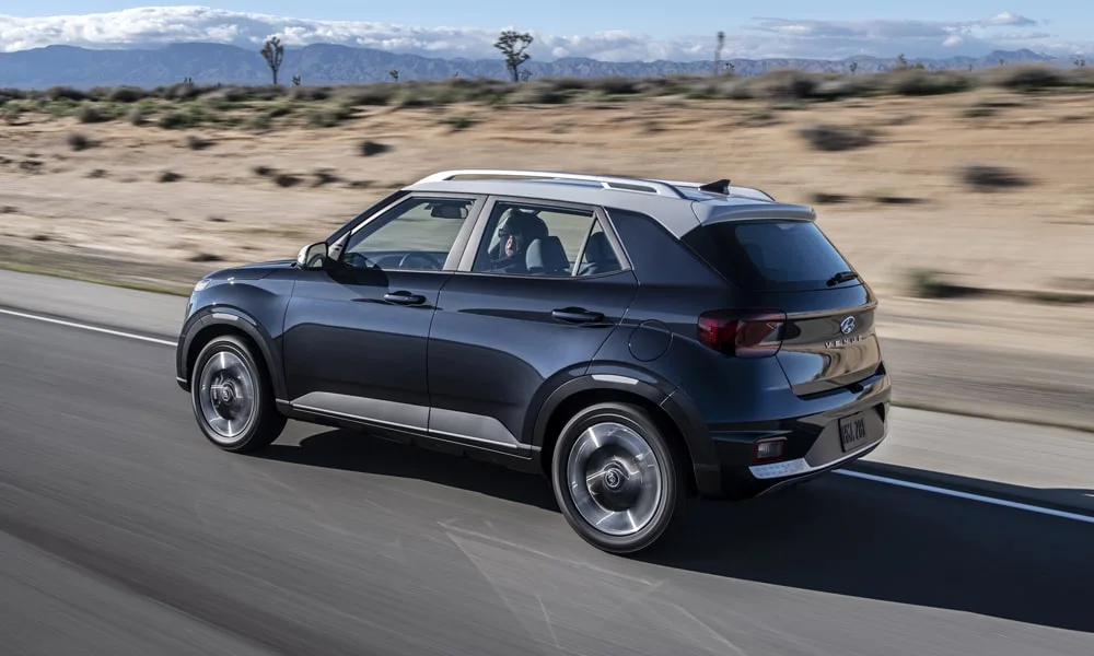 Фото Hyundai Venue — вид сзади, фото 6. Корма в сером цвете: графика фонарей и пластика пятой двери Hyundai Venue — вид сзади, фото 6