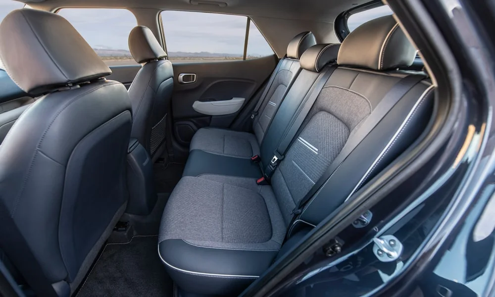 Фото Hyundai Venue — задние сиденья. Посадка второго ряда: подголовники и подлокотник. Крепления ISOFIX для детских кресел — в основании спинки Hyundai Venue — задние сиденья
