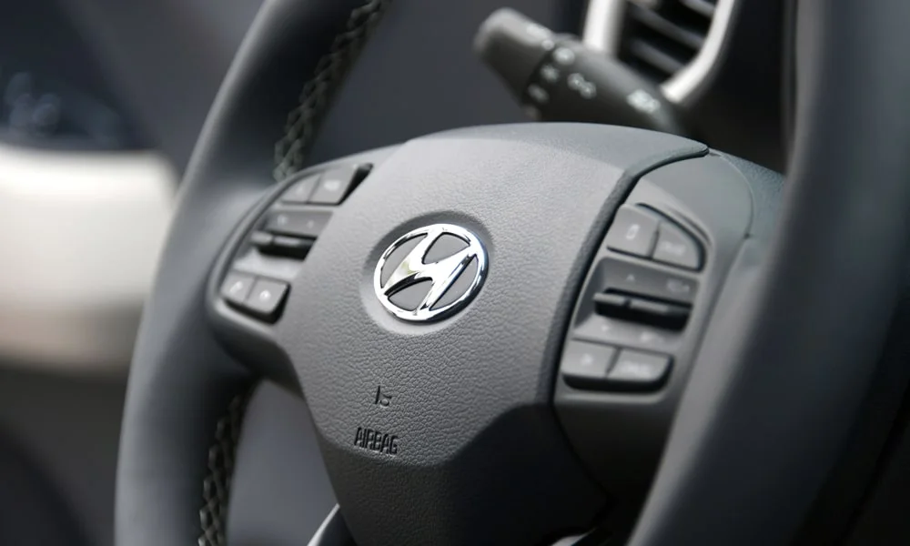 Фото Hyundai Venue — руль. Обшивка обода и компоновка спиц крупным планом. Клавиши на спицах управляют медиа, круизом и ассистентами — руки остаются на руле Hyundai Venue — руль