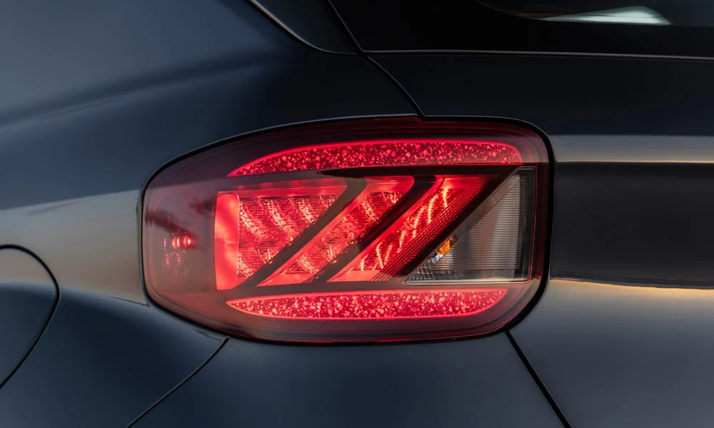 Фото Hyundai Venue — задние фонари. Рассеиватель фонаря вблизи: компоновка секций габарита, стопа и поворотника Hyundai Venue — задние фонари
