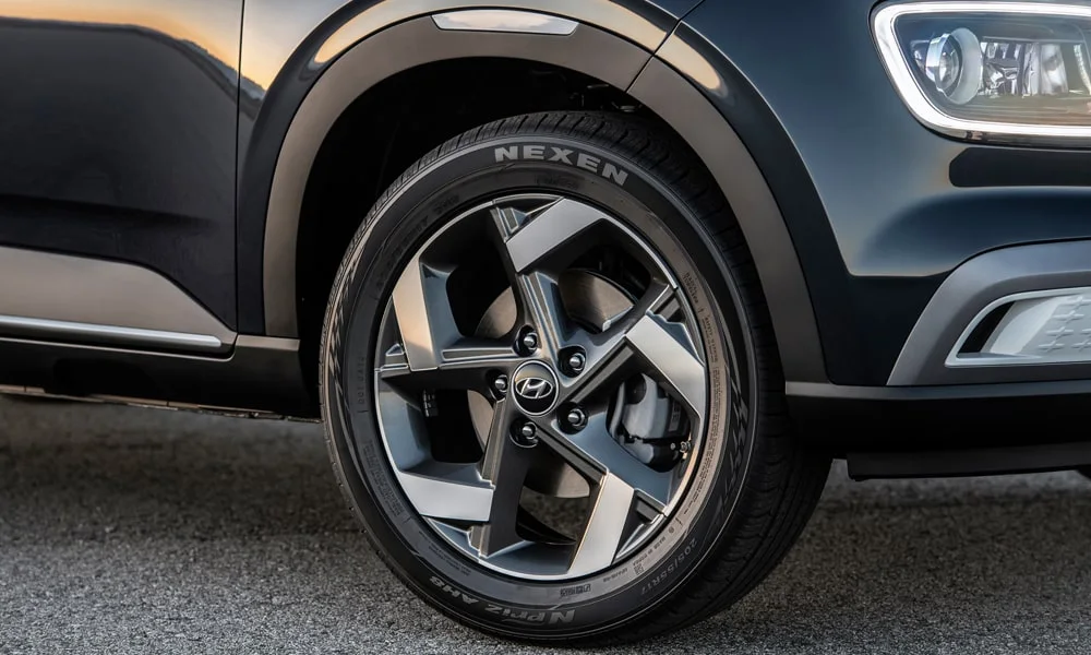 Фото Hyundai Venue — колесо и диск. Дизайн спиц и профиль резины крупным планом. Индекс скорости и нагрузки читается на боковине шины Hyundai Venue — колесо и диск