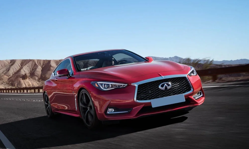 Фото Infiniti Q60 — вид спереди, фото 3. Передок в красном исполнении — крупная светотехника и выразительный бампер. Дневные ходовые огни включаются автоматически с запуском Infiniti Q60 — вид спереди, фото 3