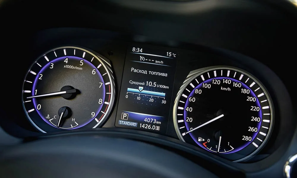 Фото Infiniti Q60 — приборная панель. Экран приборов за рулём — вся ходовая информация перед глазами. Запас хода и расход выводятся крупно — главные цифры ежедневных поездок Infiniti Q60 — приборная панель