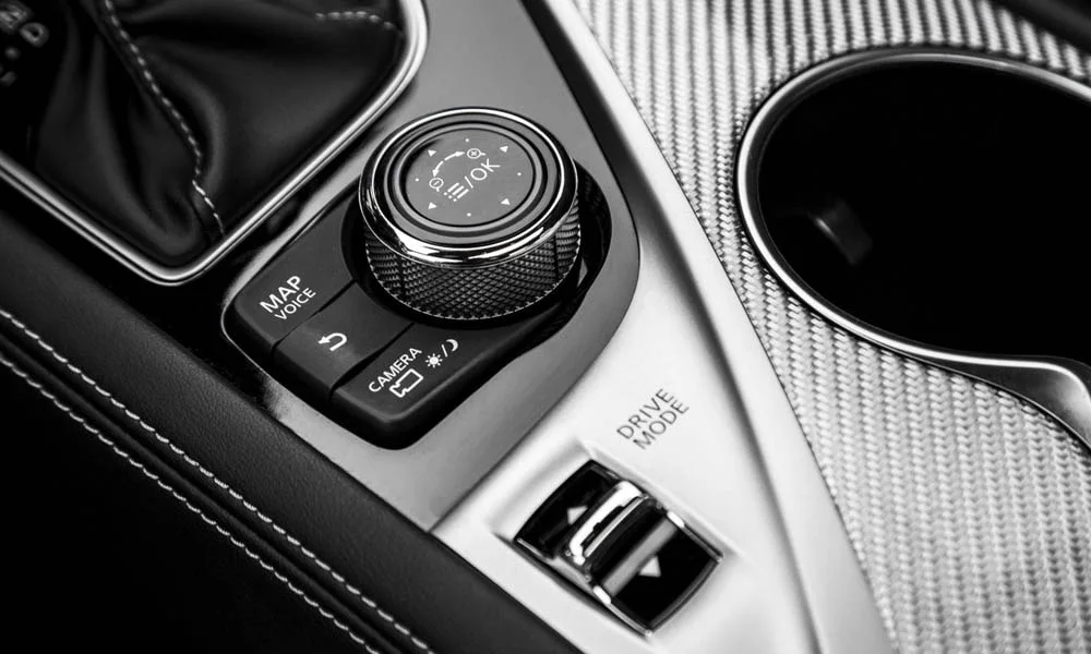 Фото Infiniti Q60 — селектор коробки передач, фото 2. Управление коробкой: компактный селектор освобождает место на тоннеле. Автохолд удерживает машину на светофоре без ноги на тормозе Infiniti Q60 — селектор коробки передач, фото 2