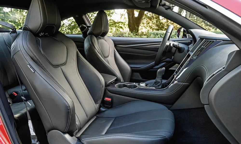 Фото Infiniti Q60 — интерьер. Общий план салона: архитектура панели, консоль и кресла Infiniti Q60 — интерьер