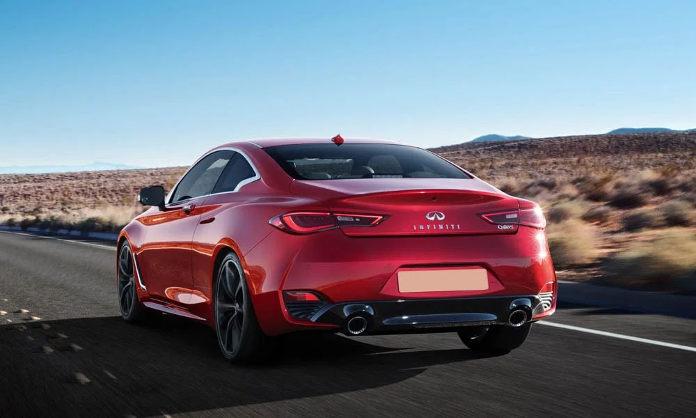 Фото Infiniti Q60 — вид сзади, фото 3. Красный кузов сзади — фонари и бампер определяют ночной образ модели Infiniti Q60 — вид сзади, фото 3