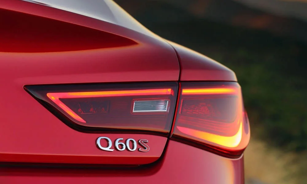 Фото Infiniti Q60 — вид сзади, фото 4. Графика фонарей, бампер и оформление пятой двери Infiniti Q60 — вид сзади, фото 4