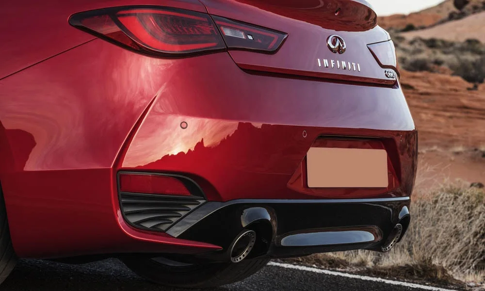 Фото Infiniti Q60 — вид сзади, фото 5. Красный кузов сзади — фонари и бампер определяют ночной образ модели. Светодиодная полоса или раздельные секции — задняя оптика стала главным украшением кормы Infiniti Q60 — вид сзади, фото 5