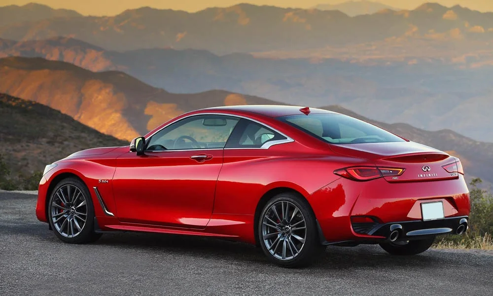 Фото Infiniti Q60 — вид сзади, фото 7. Корма в красном цвете: графика фонарей и пластика пятой двери. Насадки выхлопа или их имитация внизу бампера различают версии Infiniti Q60 — вид сзади, фото 7