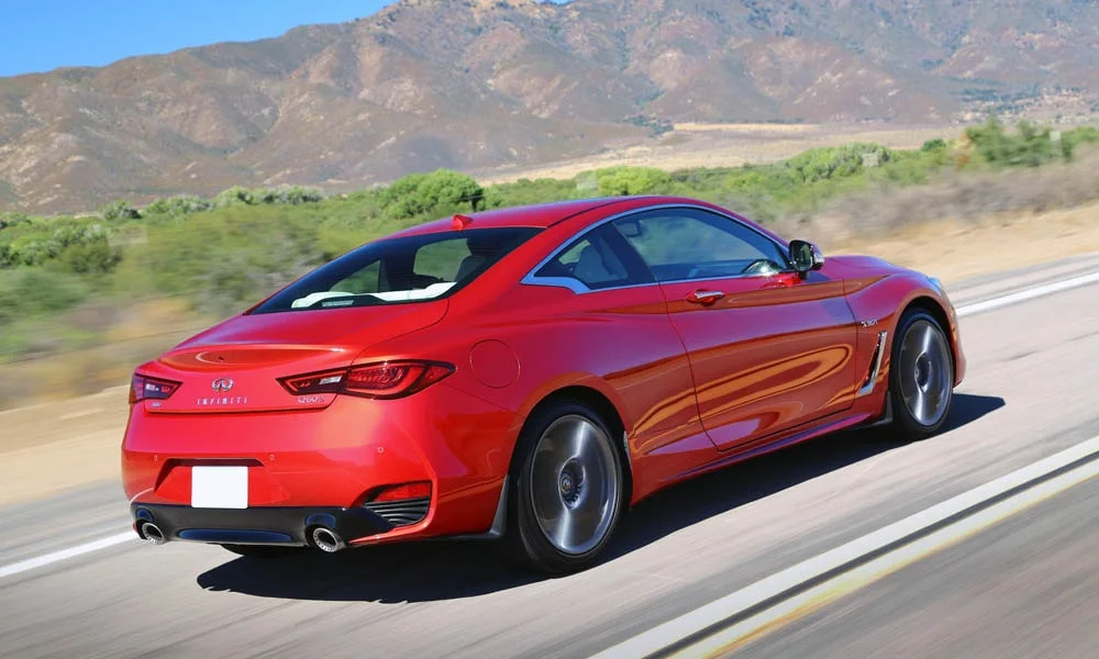 Фото Infiniti Q60 — вид сзади, фото 8. Линия крыши, стойки и задняя дверь в красном исполнении. Светодиодная полоса или раздельные секции — задняя оптика стала главным украшением кормы Infiniti Q60 — вид сзади, фото 8