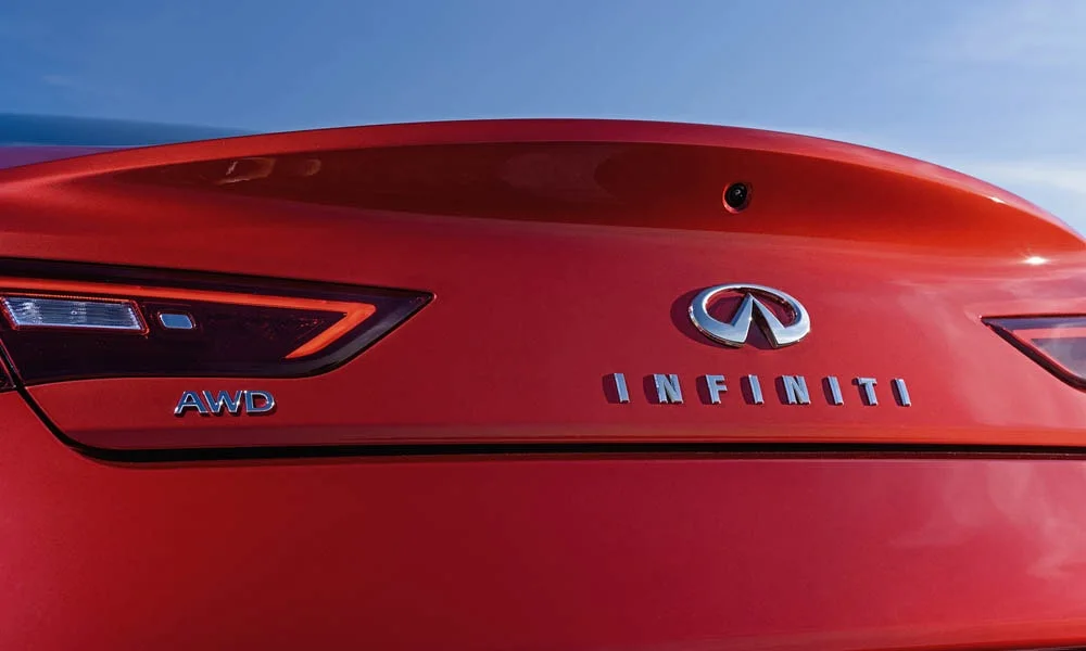 Фото Infiniti Q60 — вид сзади, фото 9. Графика фонарей, бампер и оформление пятой двери. Насадки выхлопа или их имитация внизу бампера различают версии Infiniti Q60 — вид сзади, фото 9