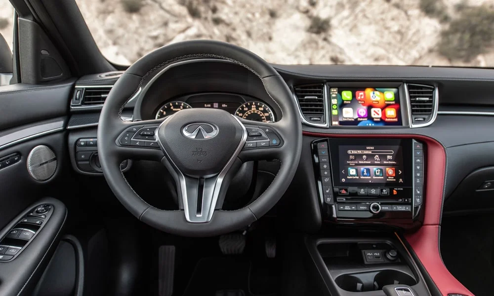 Фото Infiniti QX50 (2024) — передняя панель. Компоновка экранов, дефлекторов и консоли. Минимум физических кнопок — ставка на экранное управление Infiniti QX50 (2024) — передняя панель