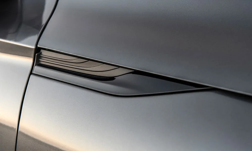 Фото Infiniti QX50 (2024) — дверная ручка. Зона ручки крупным планом: подгонка панелей и кромок. Выдвижные ручки прячутся заподлицо на ходу и улучшают обтекаемость Infiniti QX50 (2024) — дверная ручка