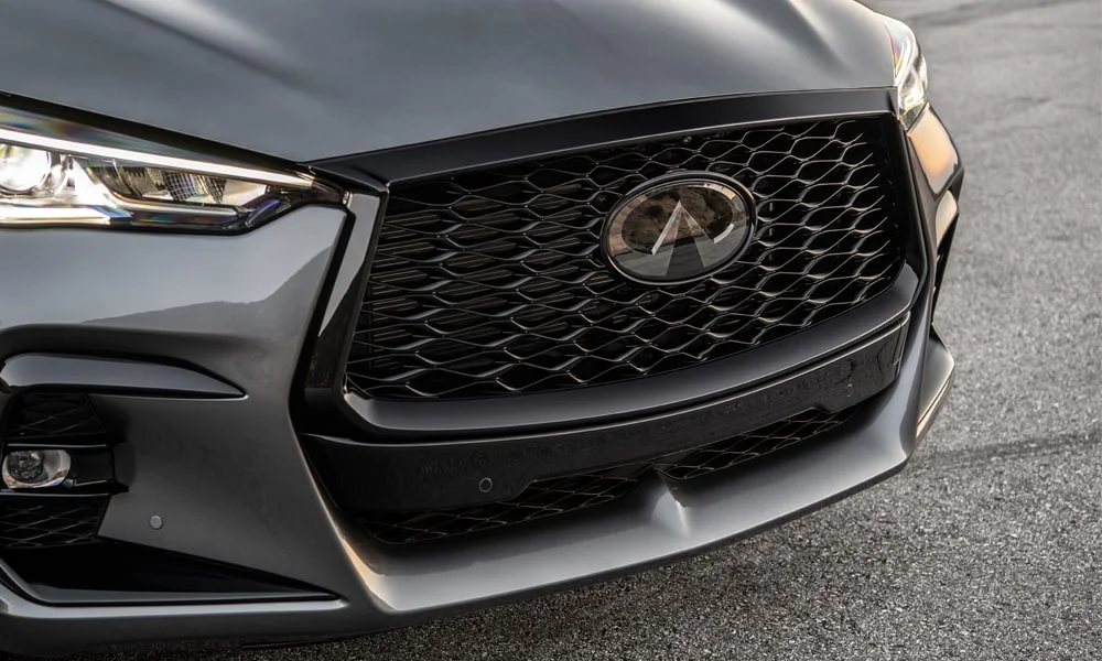 Фото Infiniti QX50 (2024) — вид спереди, фото 4. Анфас: пропорции капота, посадка кузова и графика ходовых огней. Дневные ходовые огни включаются автоматически с запуском Infiniti QX50 (2024) — вид спереди, фото 4