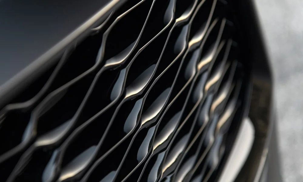 Фото Infiniti QX50 (2024) — решётка радиатора. Фирменный рисунок облицовки — визитная карточка марки Infiniti QX50 (2024) — решётка радиатора