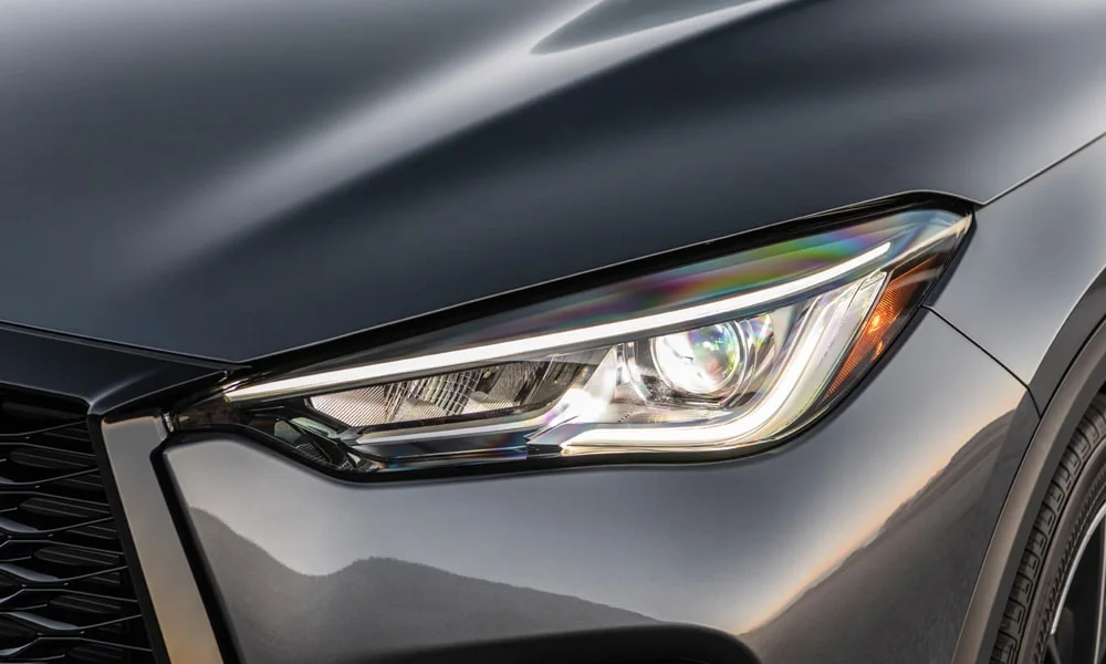 Фото Infiniti QX50 (2024) — передняя оптика. Линзы и секции ходовых огней крупным планом. Светодиодная оптика служит весь срок жизни машины без замены ламп Infiniti QX50 (2024) — передняя оптика