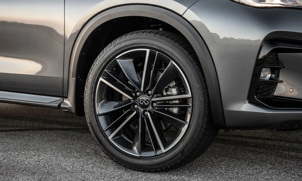 Фото Infiniti QX50 (2024) — колесо и диск. Дизайн спиц и профиль резины крупным планом. При подборе зимнего комплекта сохраняйте наружный диаметр колеса Infiniti QX50 (2024) — колесо и диск