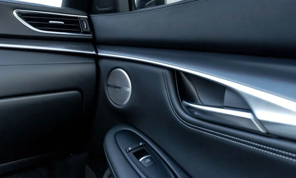 Фото Infiniti QX55 — дверная карта. Подлокотник, динамик и блок стеклоподъёмников. Мягкая вставка в зоне локтя — то, что чувствуешь каждый день Infiniti QX55 — дверная карта