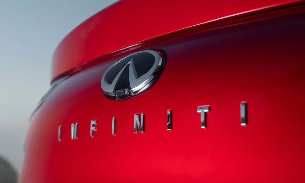 Фото Infiniti QX55 — экстерьер. Фактура и исполнение внешней детали. Культура сборки читается по стыкам и зазорам панелей Infiniti QX55 — экстерьер