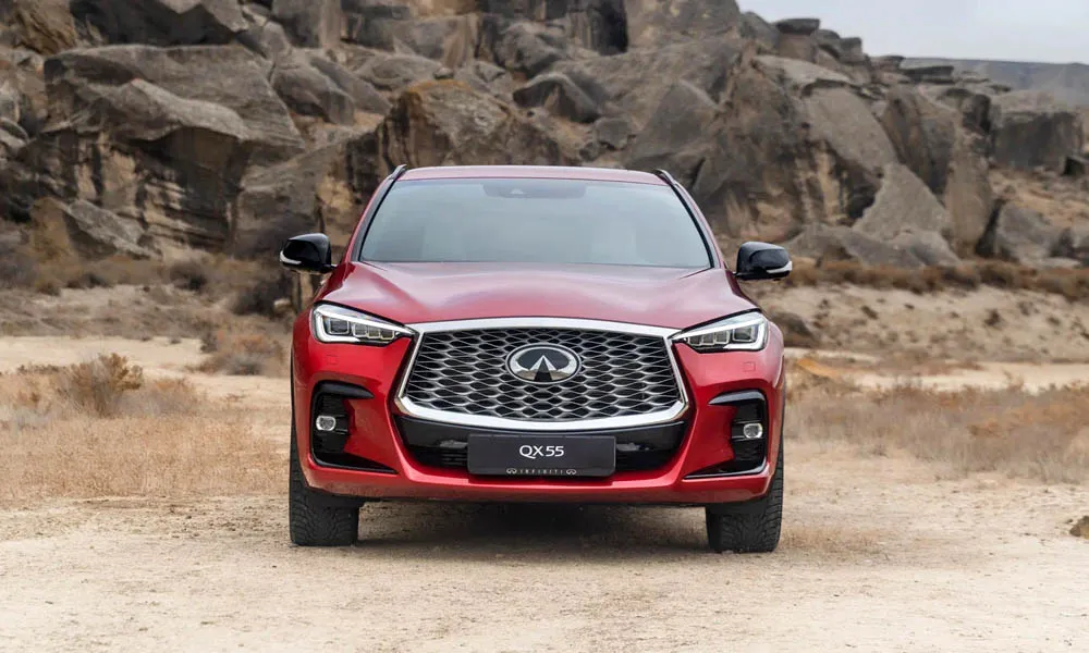 Фото Infiniti QX55 — вид спереди, фото 3. Красный кузов, строгая симметрия оптики — базовый ракурс знакомства с дизайном Infiniti QX55 — вид спереди, фото 3
