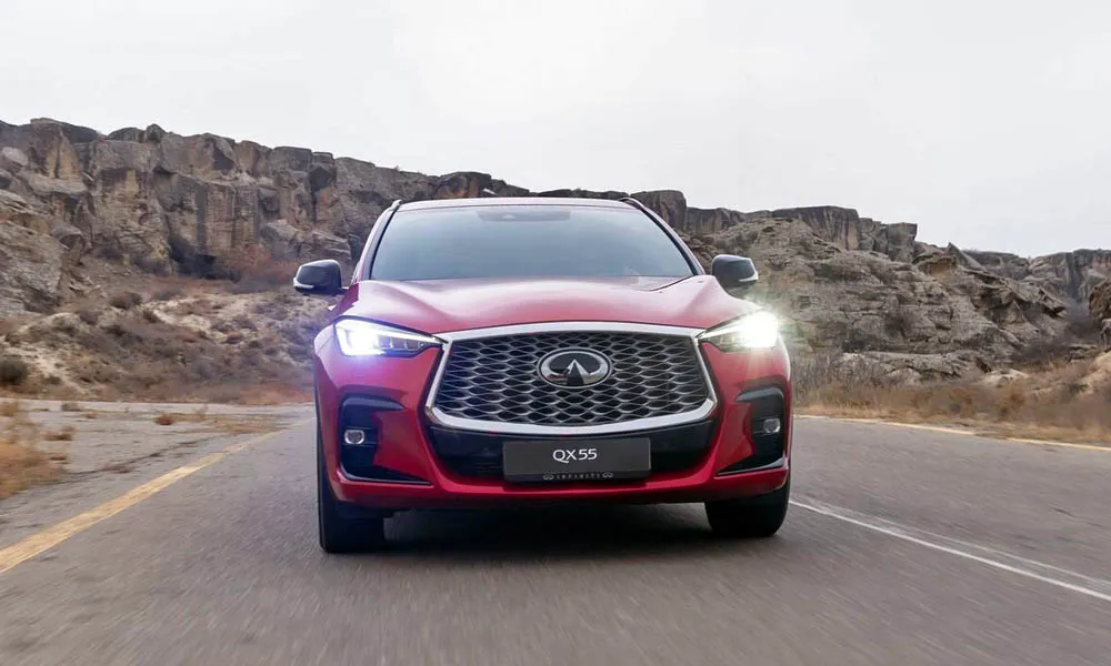 Фото Infiniti QX55 — вид спереди, фото 6. Анфас: пропорции капота, посадка кузова и графика ходовых огней Infiniti QX55 — вид спереди, фото 6