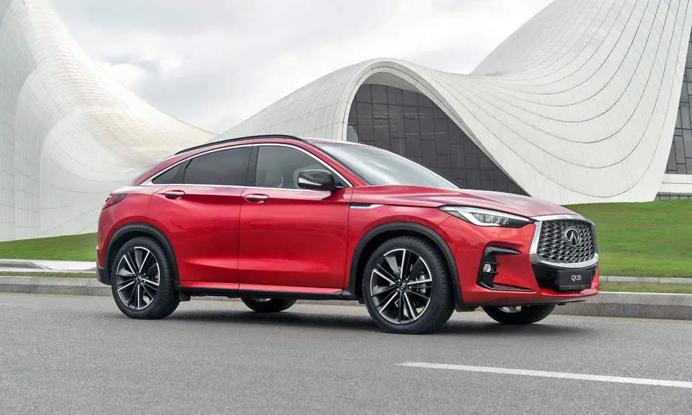 Фото Infiniti QX55 — вид спереди, фото 7. Кузов в красном цвете: рисунок оптики и решётки задаёт узнаваемое «лицо» модели. Дневные ходовые огни включаются автоматически с запуском Infiniti QX55 — вид спереди, фото 7