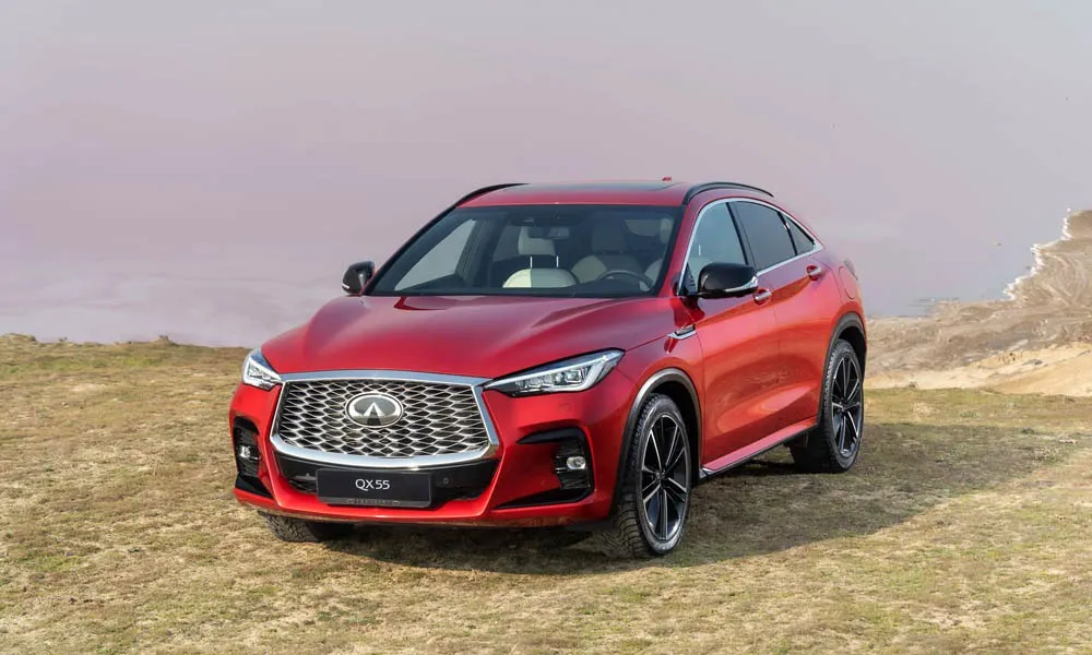 Фото Infiniti QX55 — вид спереди, фото 8. Передок в красном исполнении — крупная светотехника и выразительный бампер. Дневные ходовые огни включаются автоматически с запуском Infiniti QX55 — вид спереди, фото 8