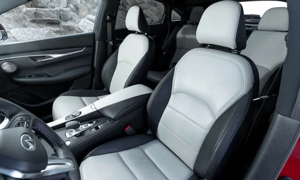 Фото Infiniti QX55 — передние сиденья. Водительское и пассажирское кресла: обивка из гладкой коже, профиль с боковой поддержкой Infiniti QX55 — передние сиденья