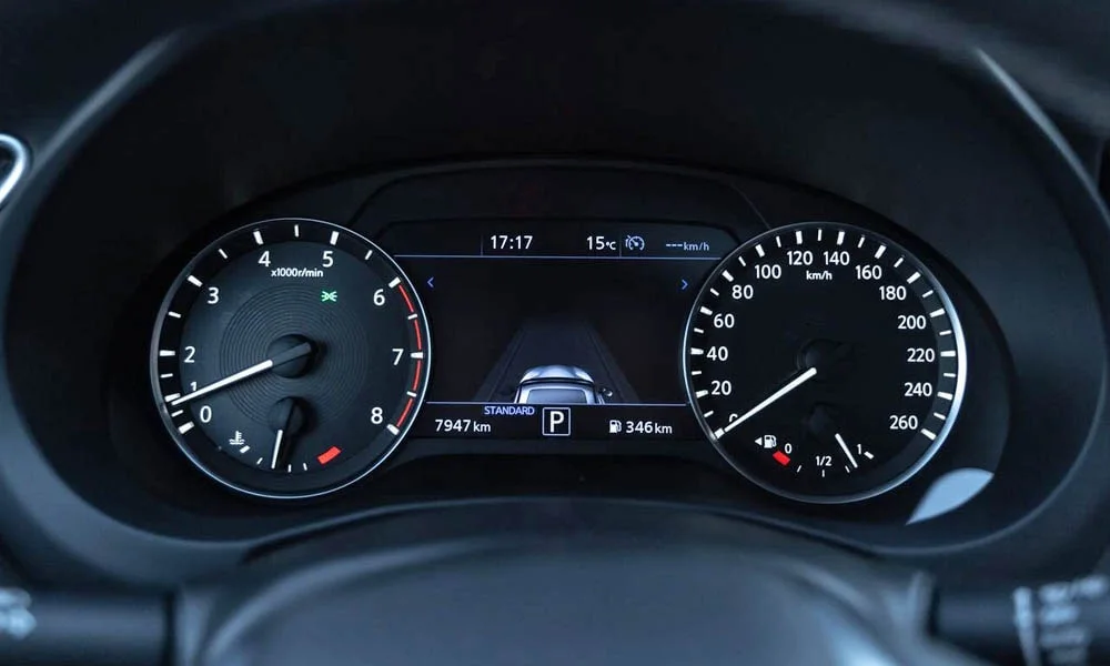 Фото Infiniti QX55 — приборная панель. Скорость, запас хода и подсказки ассистентов перед глазами Infiniti QX55 — приборная панель