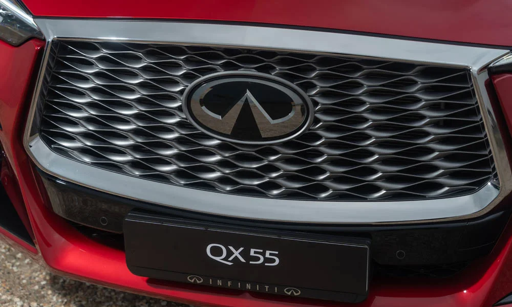 Фото Infiniti QX55 — решётка радиатора. Фирменный рисунок облицовки — визитная карточка марки Infiniti QX55 — решётка радиатора