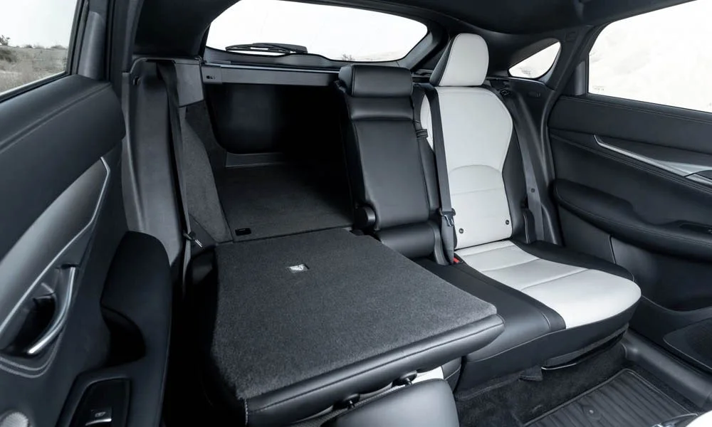 Фото Infiniti QX55 — интерьер. Общий план салона: архитектура панели, консоль и кресла. Уровень отделки читается по стыкам панелей и мягким поверхностям в зонах касания Infiniti QX55 — интерьер
