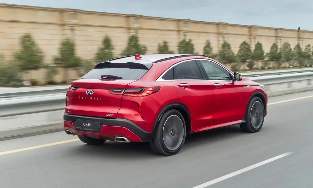 Фото Infiniti QX55 — вид сзади, фото 4. Красный кузов сзади — фонари и бампер определяют ночной образ модели. Светодиодная полоса или раздельные секции — задняя оптика стала главным украшением кормы Infiniti QX55 — вид сзади, фото 4