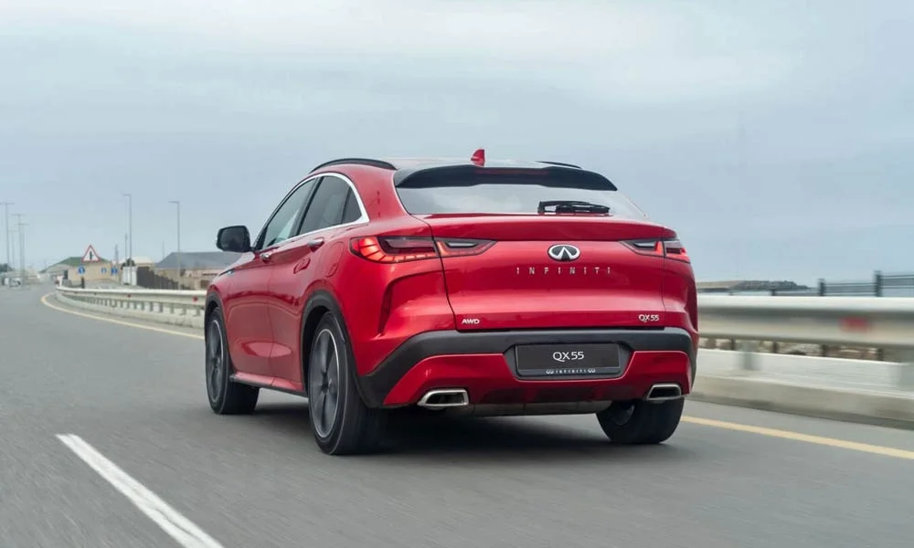Фото Infiniti QX55 — вид сзади, фото 5. Красный кузов сзади — фонари и бампер определяют ночной образ модели Infiniti QX55 — вид сзади, фото 5