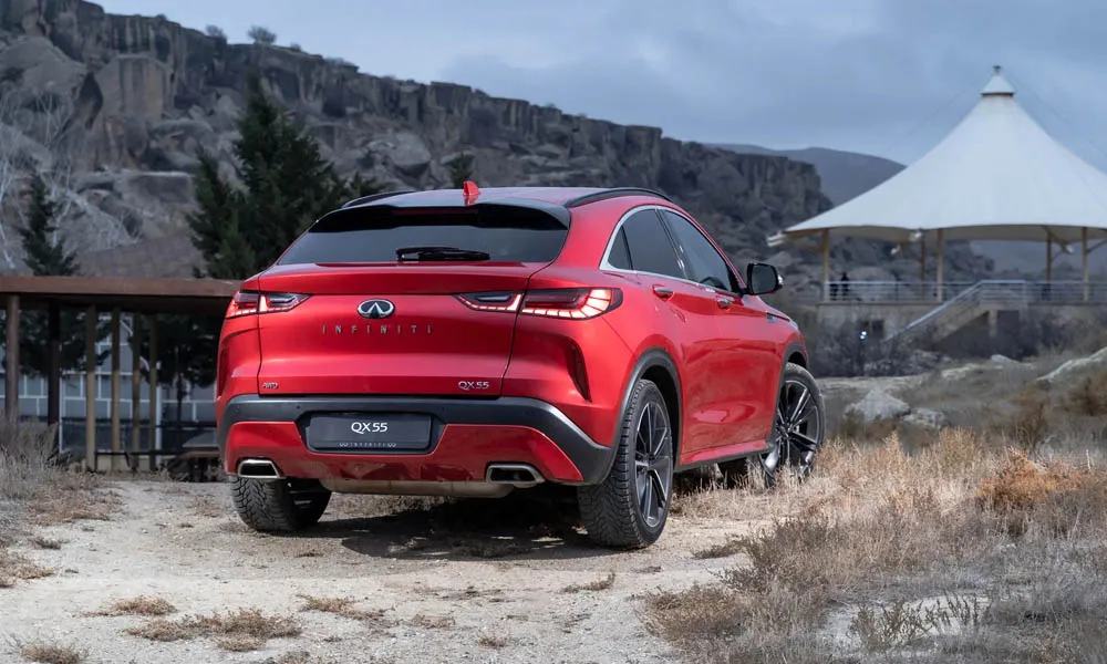 Фото Infiniti QX55 — вид сзади, фото 6. Корма в красном цвете: графика фонарей и пластика пятой двери. Светодиодная полоса или раздельные секции — задняя оптика стала главным украшением кормы Infiniti QX55 — вид сзади, фото 6