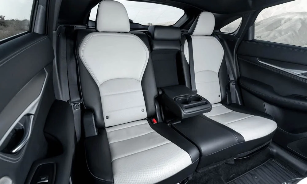 Фото Infiniti QX55 — задние сиденья. Посадка второго ряда: подголовники и подлокотник. Спинки складываются под длинные грузы у большинства версий Infiniti QX55 — задние сиденья