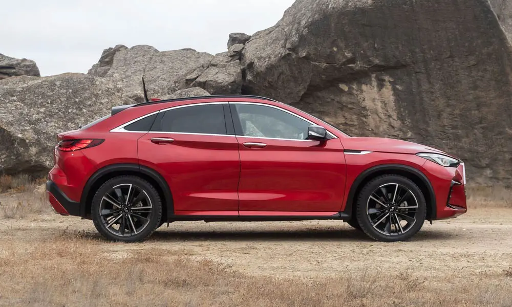 Фото Infiniti QX55 — вид сбоку, фото 2. Профиль в красном цвете: соотношение колёсной базы и свесов. Хромированные или чёрные молдинги окон отличают комплектации Infiniti QX55 — вид сбоку, фото 2