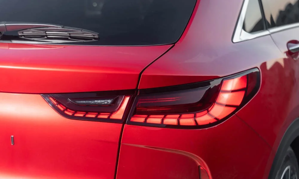 Фото Infiniti QX55 — задние фонари. Графика секций крупным планом — ночная подпись модели Infiniti QX55 — задние фонари
