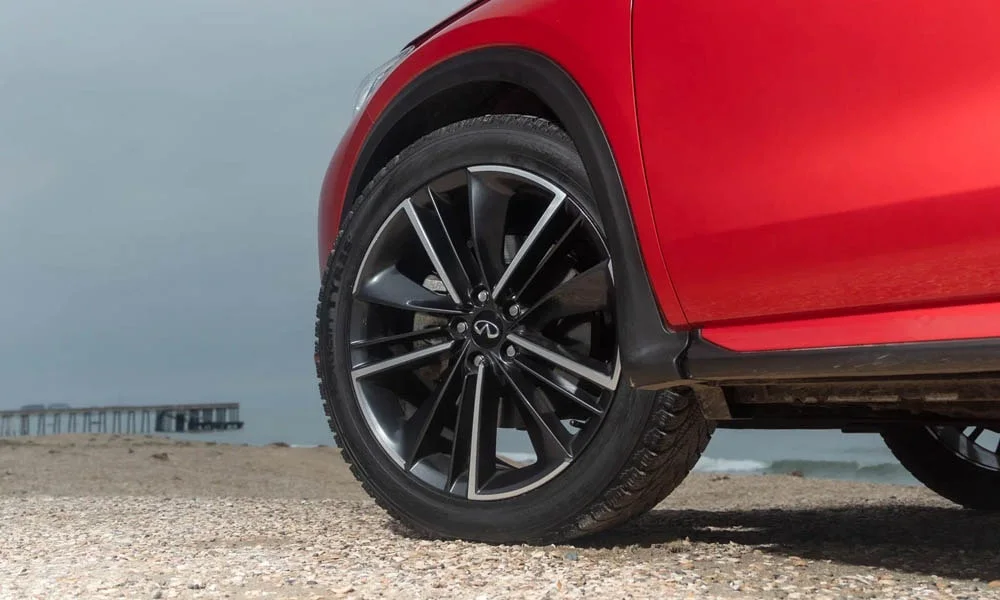 Фото Infiniti QX55 — колесо и диск. Дизайн спиц и профиль резины крупным планом Infiniti QX55 — колесо и диск