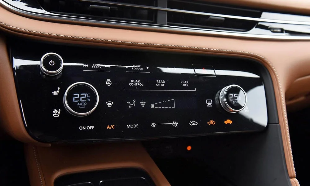 Фото Infiniti QX60 (2024) — блок климат-контроля. Физические клавиши температуры и обдува. Отдельные клавиши климата удобнее сенсорных меню в движении Infiniti QX60 (2024) — блок климат-контроля