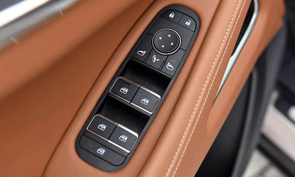 Фото Infiniti QX60 (2024) — кнопки управления. Блок клавиш управления крупным планом Infiniti QX60 (2024) — кнопки управления