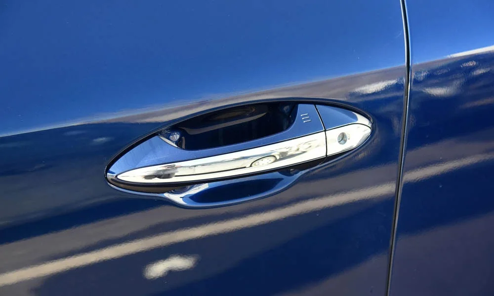 Фото Infiniti QX60 (2024) — дверная ручка. Ручка двери: утопленное или классическое исполнение — деталь ежедневного контакта. Бесключевой доступ будит машину при касании ручки Infiniti QX60 (2024) — дверная ручка