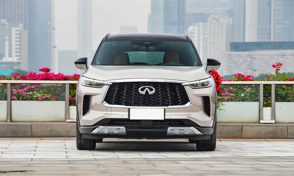 Фото Infiniti QX60 (2024) — вид спереди, фото 3. Анфас: пропорции капота, посадка кузова и графика ходовых огней. Дневные ходовые огни включаются автоматически с запуском Infiniti QX60 (2024) — вид спереди, фото 3