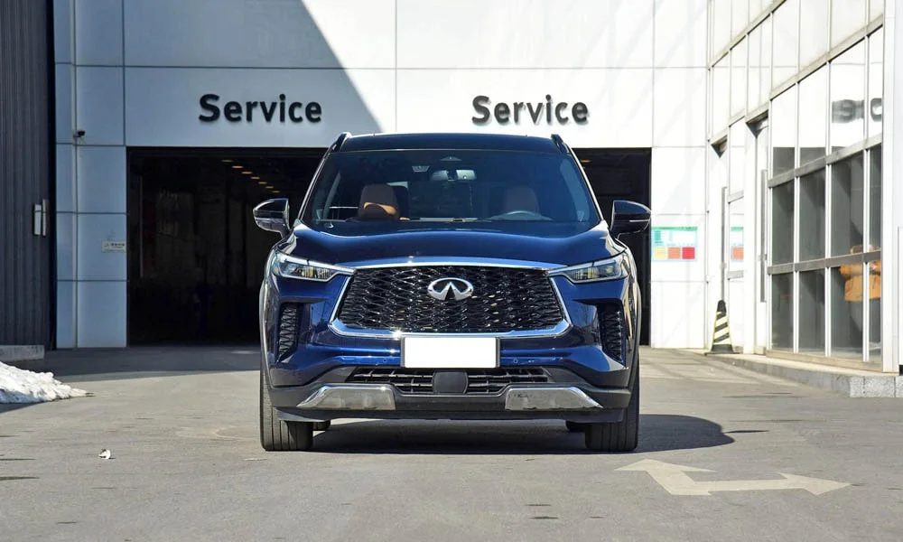 Фото Infiniti QX60 (2024) — вид спереди, фото 4. Анфас: пропорции капота, посадка кузова и графика ходовых огней Infiniti QX60 (2024) — вид спереди, фото 4
