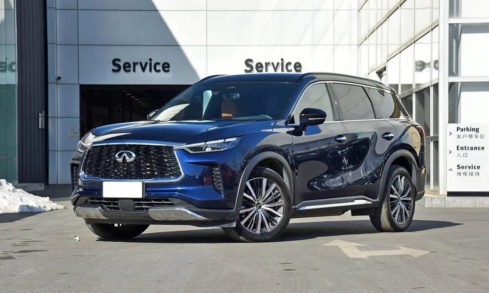 Фото Infiniti QX60 (2024) — вид спереди, фото 5. Передок в синем исполнении — крупная светотехника и выразительный бампер Infiniti QX60 (2024) — вид спереди, фото 5