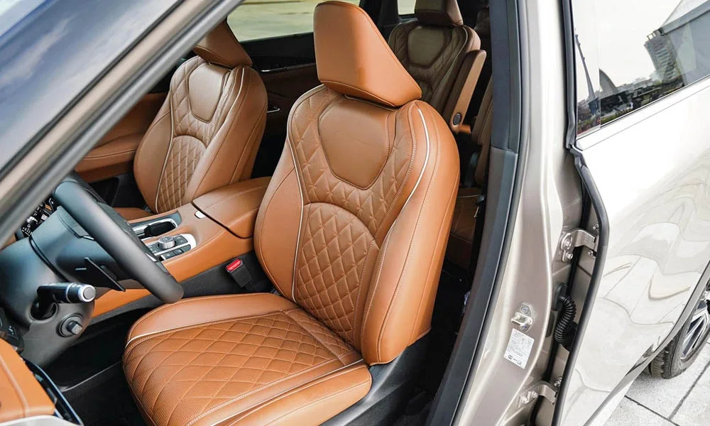 Фото Infiniti QX60 (2024) — передние сиденья. Передние кресла в стёганой коже Infiniti QX60 (2024) — передние сиденья